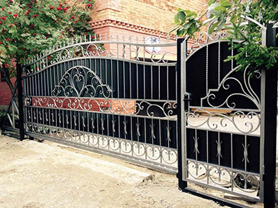 откатные ворота с калиткой для дома